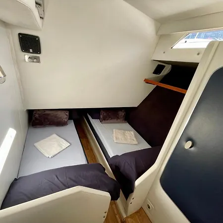 Barco Amplio Con 2 Camarotes / Comfy Boat With 2 Bedrooms - Barcelone