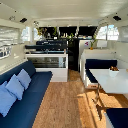 Barco Amplio Con 2 Camarotes / Comfy Boat With 2 Bedrooms - *