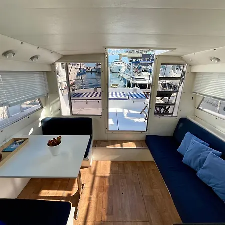 Botel Barco Amplio Con 2 Camarotes / Comfy Boat With 2 Bedrooms -