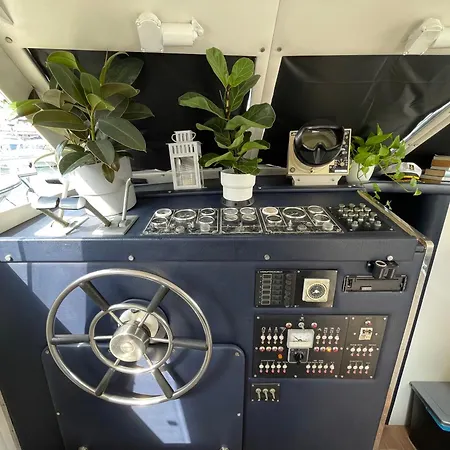 Barco Amplio Con 2 Camarotes / Comfy Boat With 2 Bedrooms - Botel