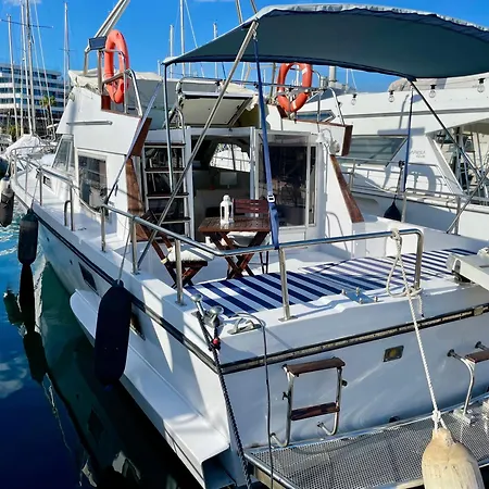 Barco Amplio Con 2 Camarotes / Comfy Boat With 2 Bedrooms - Botel Barcelona